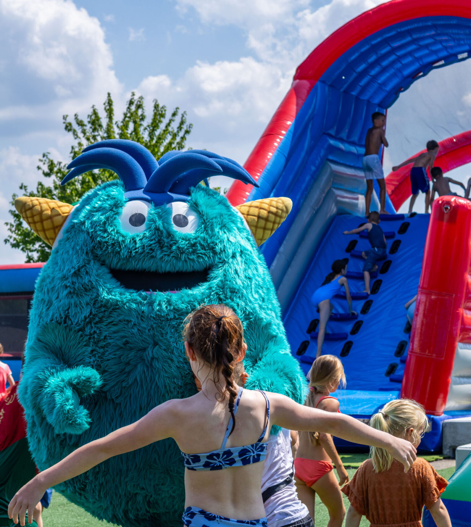 Bonkie knuffelt kinderen bij Zomers Kabonk