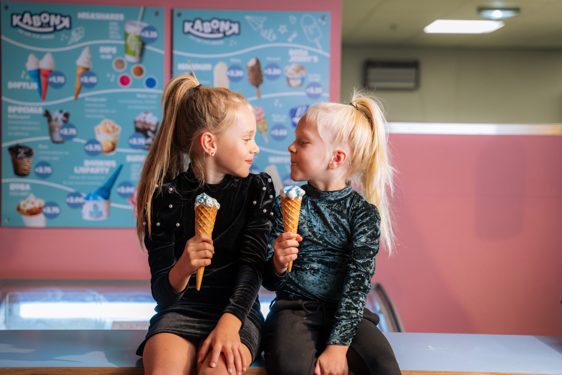 ijsjes in Kabonk met twee meisjes